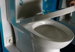 <b>新房裝修完住久了 出現馬桶蓋變黃怎么辦？</b>